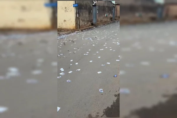 Veículos são flagrados despejando santinhos pelas ruas do DF - destaque galeria
