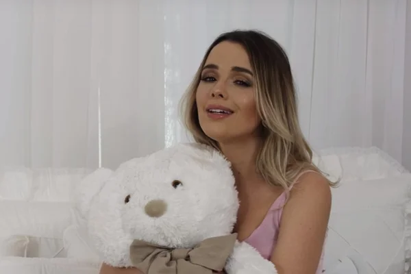 Grávida, Thaeme faz música, mostra quarto e revela sexo do bebê