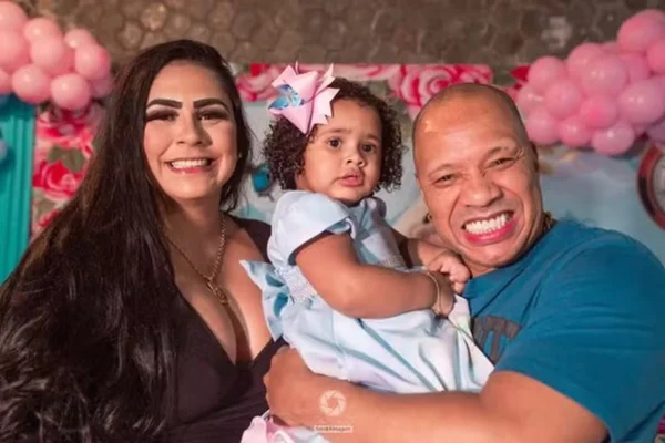 Imagem colorida de uma família