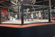 Lutadores do BSB Fightt interagem com os estudantes da rede pública