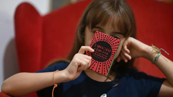 Autora de 8 anos lança livro com sua versão do clássico grego A Odisseia