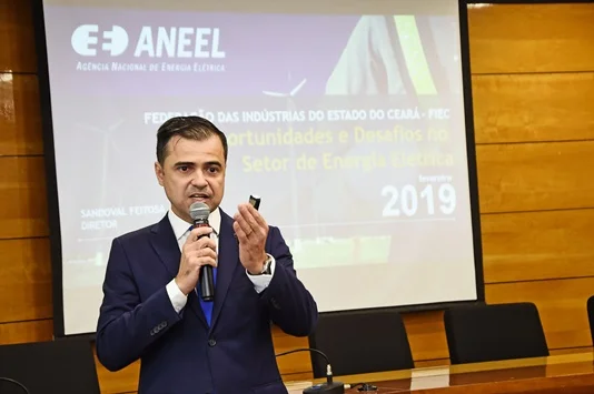 Indicado de Bolsonaro para chefiar Aneel tem ligações com PT e MDB