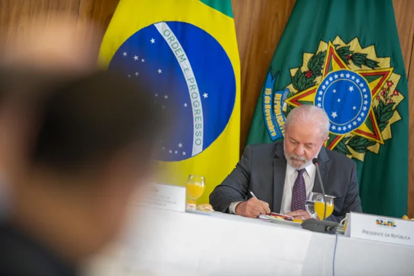 Lula se reuniu com diretores da Abin após voltar da China