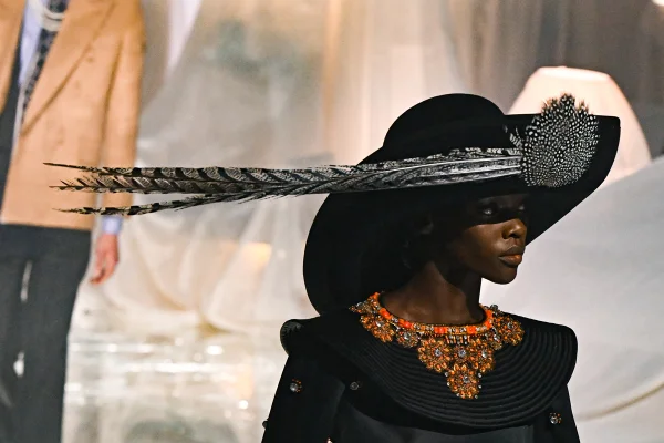alessandro michele estreia na valentino desfile paris fashion week pfw - metrópoles