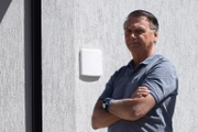 O ex-presidente Bolsonaro no jardim de casa