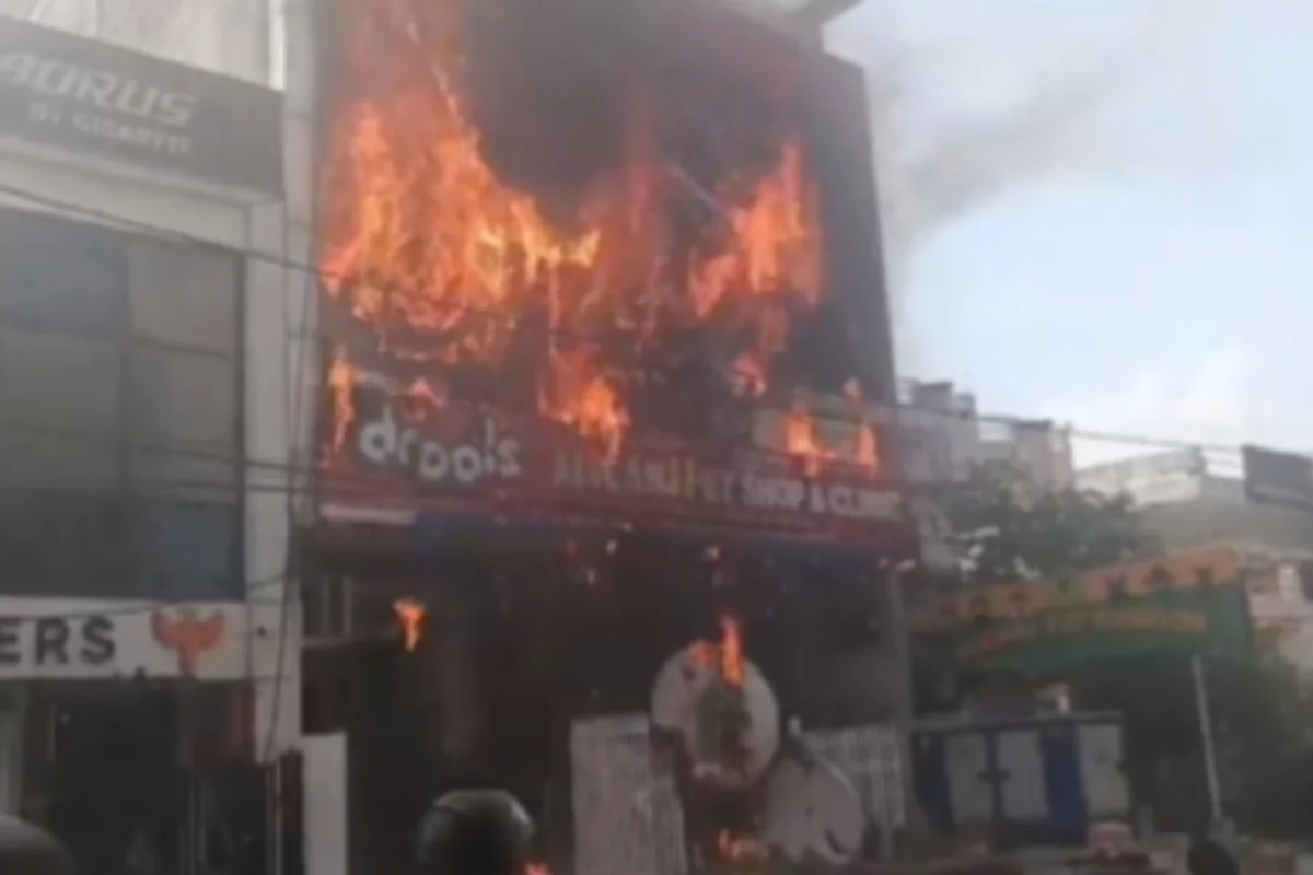 Incêndio em centro de jogos eletrônicos em Lucknow, na Índia, mata 15 jovens