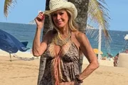 Helô Pinheiro posa sorridente na praia Helô Pinheiro posa sorridente na praia