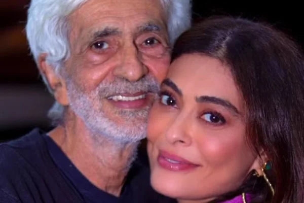 Foto colorida de Juliana Paes e seu pai, Carlos Henrique Paes - Metrópoles