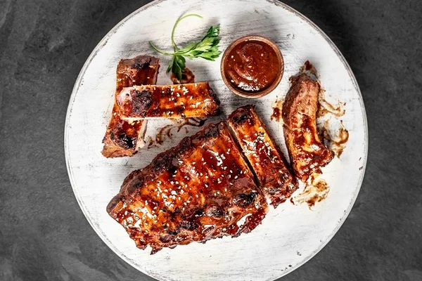 Carne empratada com molho barbecue - Metrópoles