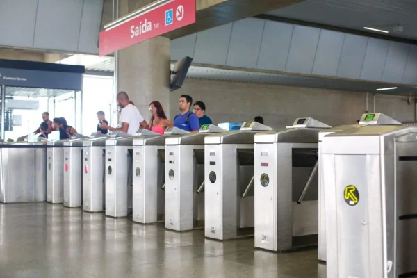 Imagem colorida mostra pessoas saindo de catracas das da CPTM - Metrópoles