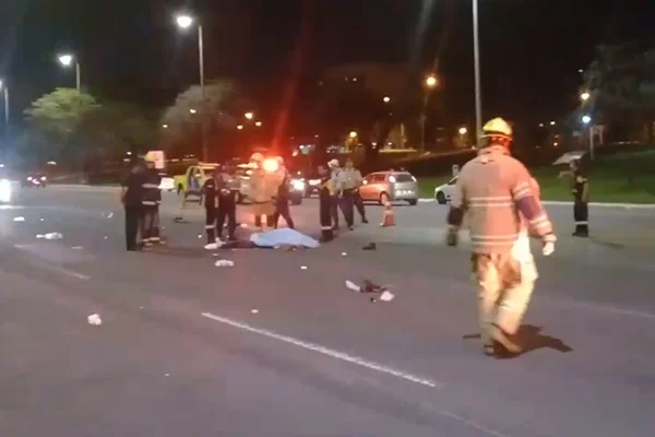Atropelamento no Eixão Sul deixa pedestre e motociclista mortos