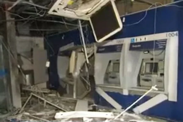 Grupo explode agência bancária da Caixa em Salvador