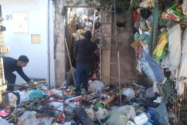 Agentes buscam morador dentro da própria casa. Residência está repleta de entulho
