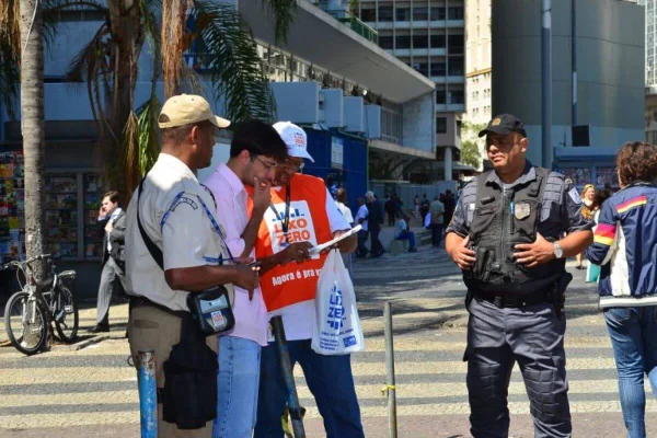 Rio: 130 mil multados por jogar lixo e fazer xixi na rua vão pro SCPC