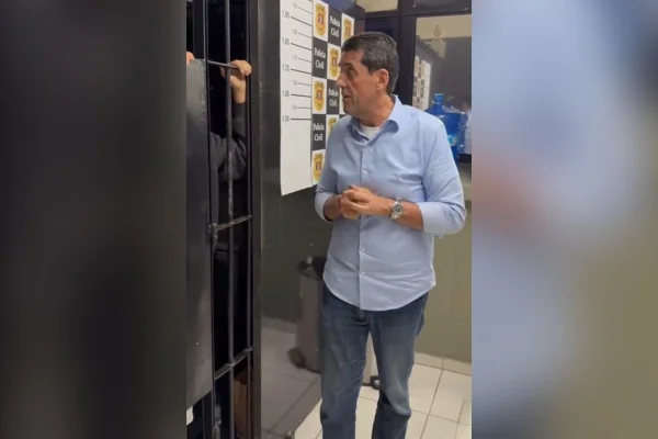 Imagem colorida de deputado em sede de polícia