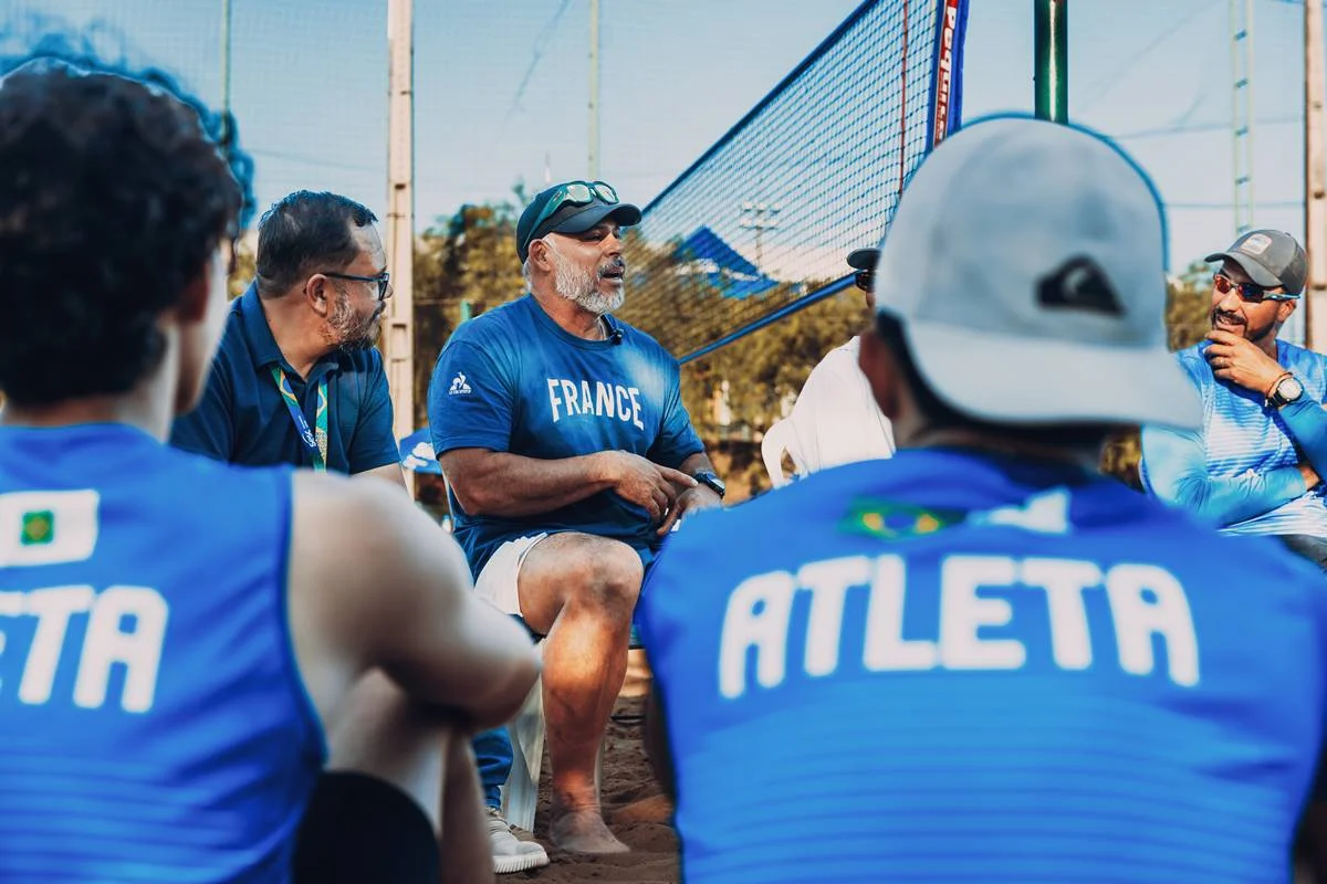 Os jovens conversaram sober a abertura de horizontes no cenário internacional Os jovens conversaram sober a abertura de horizontes no cenário internacional