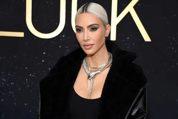 Kim Kardashian ganhava pulseiras neon por passear com cachorro de Madonna