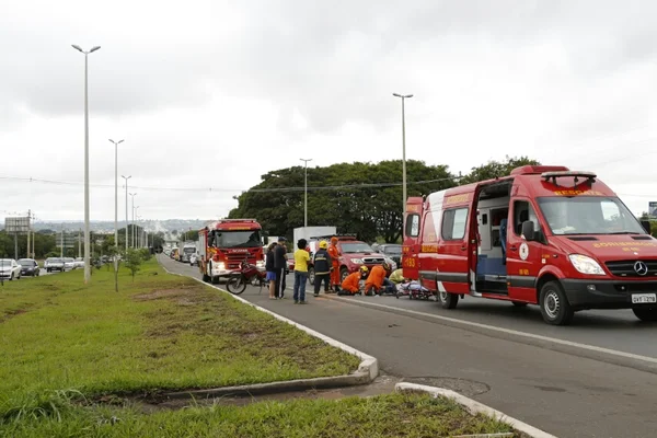 Acidente entre carro e moto deixa homem ferido na Epia Sul