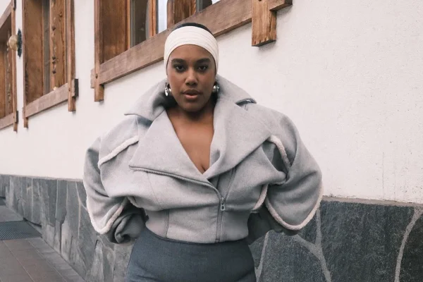 Na imagem com cor, a influenciadora de moda Robertita - Metrópoles