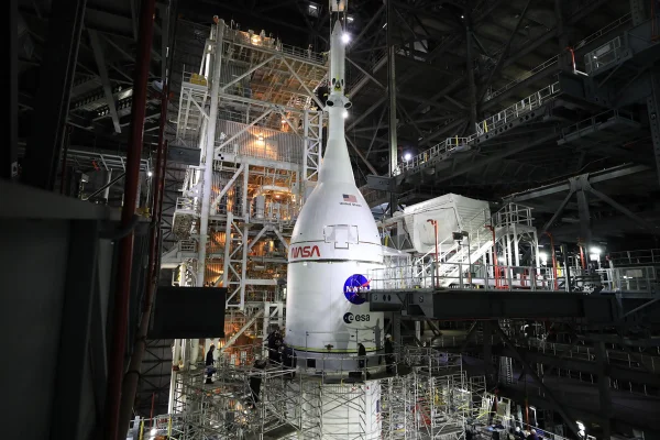 Imagem colorida mostra espaçonave que fará parte da missão Artemis II - Metrópoles