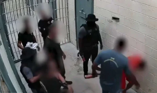 imagem colorida. Imagens de câmera de segurança mostram policias torturando preso