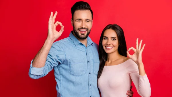 casal fazendo ok com a mão