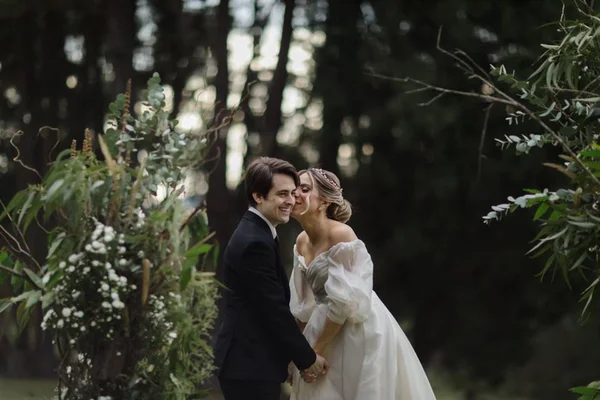 Hyeser encanta seguidores com ensaio de casamento com a noiva grávida