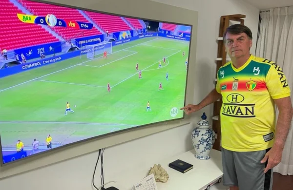 O presidente Jair Bolsonaro assiste ao jogo entre Brasil e Venezuela, na Copa América 2021