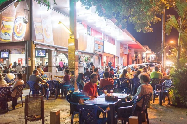 Mesas em área externa de bar da Asa Sul