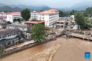 Estrada e ponte afetadas por inundações em Xiaying, distrito de Jizhou, no norte de Tianjin, na China Estrada e ponte afetadas por inundações em Xiaying, distrito de Jizhou, no norte de Tianjin, na China