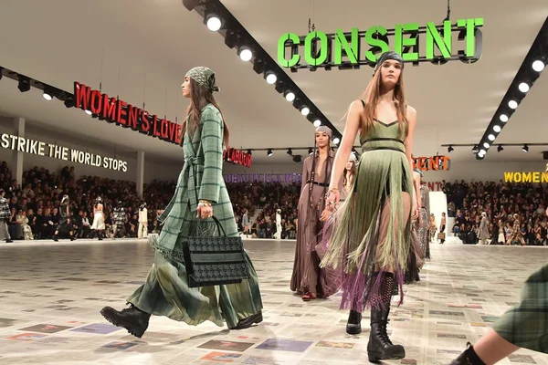 Dior faz desfile feminista no primeiro dia do Paris Fashion Week
