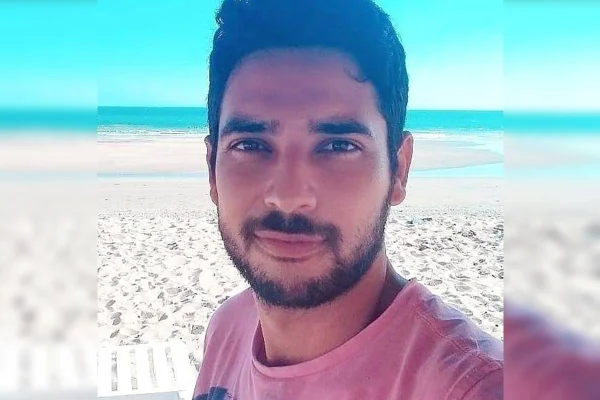 O corpo de João Emmanuel Ribeiro foi encontrado na manhã deste domingo (4/1), em uma parada de ônibus na DF-150, região do Grande Colorado, próximo à Sobradinho II (DF)