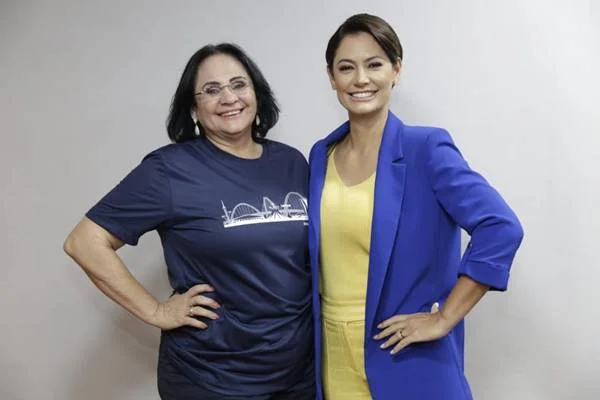 Fotografia colorida de duas mulheres que vestem azul