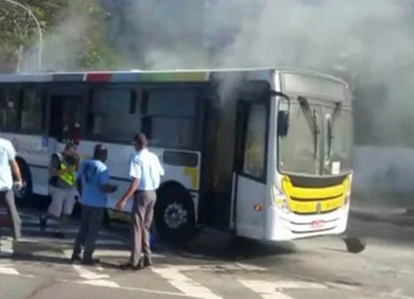 No 5º dia de operação da PM, Rocinha tem tiroteio e ônibus incendiado
