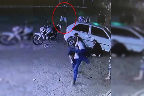 Vídeo mostra pânico após criminoso atirar em frente a distribuidora