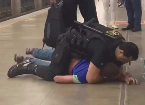 Homem imobilizado em estação do Metrô