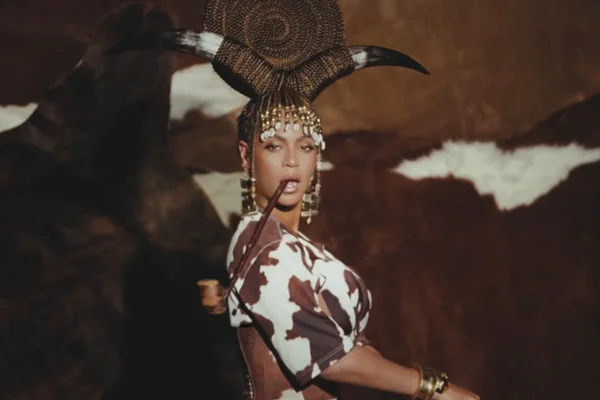 Beyonce com look de cow print da Burberry