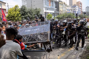 A polícia intervém enquanto jovens nepaleses realizam um protesto contra o governo em Catmandu, Nepal, em 8 de setembro de 2025