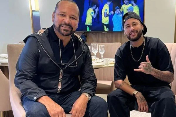Pai de Neymar defende filho após críticas: “Seu ídolo é o que trai?”