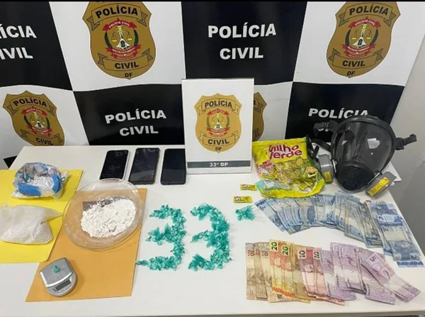 Imagem colorida de drogas e dinheiro em cima de uma mesa - Metrópoles