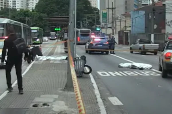 Imagem colorida de corpos no chão em avenida da zona sul de SP. Motociclista e garupa morreram - Metrópoles