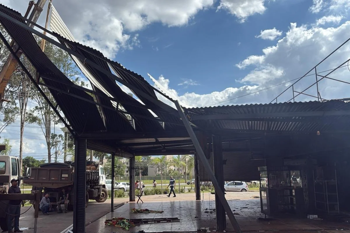 O Buteco da Uni, localizado na quadra 1.101 do Cruzeiro Novo (DF), foi alvo de derrubada da Secretaria de Estado de Proteção da Ordem Urbanística do Distrito Federal (DF Legal), na manhã desta terça-feira (18/11). O Buteco da Uni, localizado na quadra 1.101 do Cruzeiro Novo (DF), foi alvo de derrubada da Secretaria de Estado de Proteção da Ordem Urbanística do Distrito Federal (DF Legal), na manhã desta terça-feira (18/11).