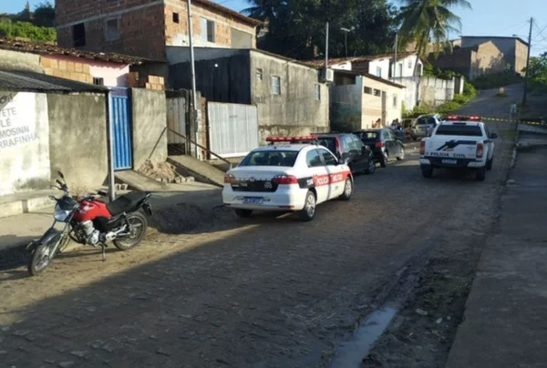 Imagem colorida de carro de polícia na frente de casas em João Pessoa - Metrópoles