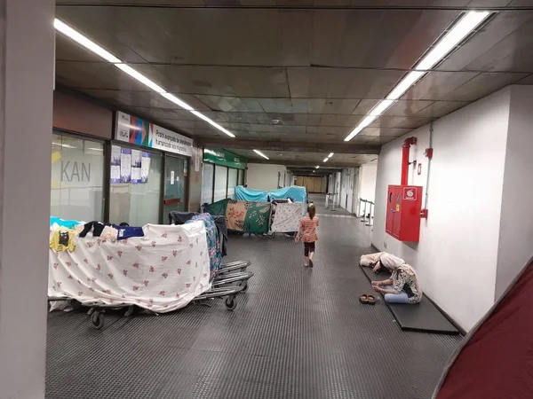 Imagem colorida mostra barracas improvisadas de refugiados afegãos no Aeroporto de Guarulhos