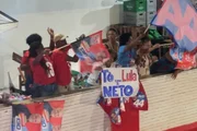 Em Salvador, apoiadores de Lula exibem cartazes de voto casado no presidente e em ACM Neto (União) para o governo da Bahia Em Salvador, apoiadores de Lula exibem cartazes de voto casado no presidente e em ACM Neto (União) para o governo da Bahia