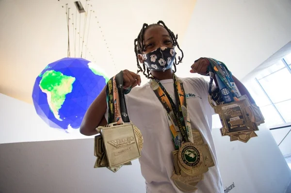 Marion Timoteo, 11 anos, primeira vacinada no Rio