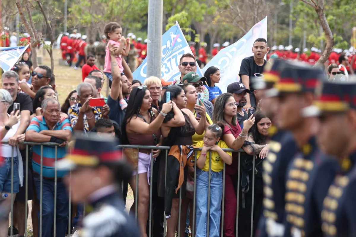 Brasilienses assistem ao desfile de 7 de Setembro na Esplanada dos Ministérios Brasilienses assistem ao desfile de 7 de Setembro na Esplanada dos Ministérios