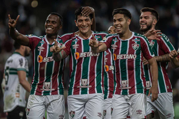 Flu goleia Coritiba por 5 x 2 e dorme na vice-liderança do Brasileirão