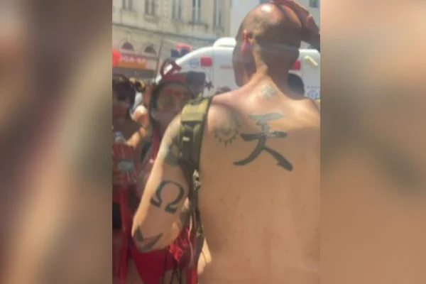 Turista com símbolos nazistas