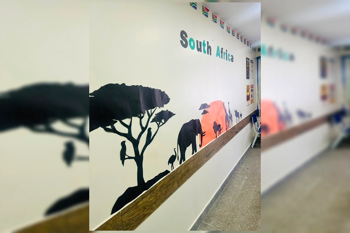 “Nossa professora também foi bem competitiva e enfeitamos muito a sala. O que mais me surpreendeu foi a culinária sul-africana, que achei muito parecida com a do Brasil, e a fauna e a flora deles, que são lindas. Eu não tinha dimensão da variedade de animais e de vegetação antes da pesquisa”, relatou João Gabriel “Nossa professora também foi bem competitiva e enfeitamos muito a sala. O que mais me surpreendeu foi a culinária sul-africana, que achei muito parecida com a do Brasil, e a fauna e a flora deles, que são lindas. Eu não tinha dimensão da variedade de animais e de vegetação antes da pesquisa”, relatou João Gabriel
